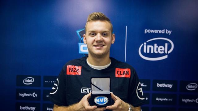 英雄联盟LPL赛后小钰采访Rookie，这是史上最长的赛后采访！